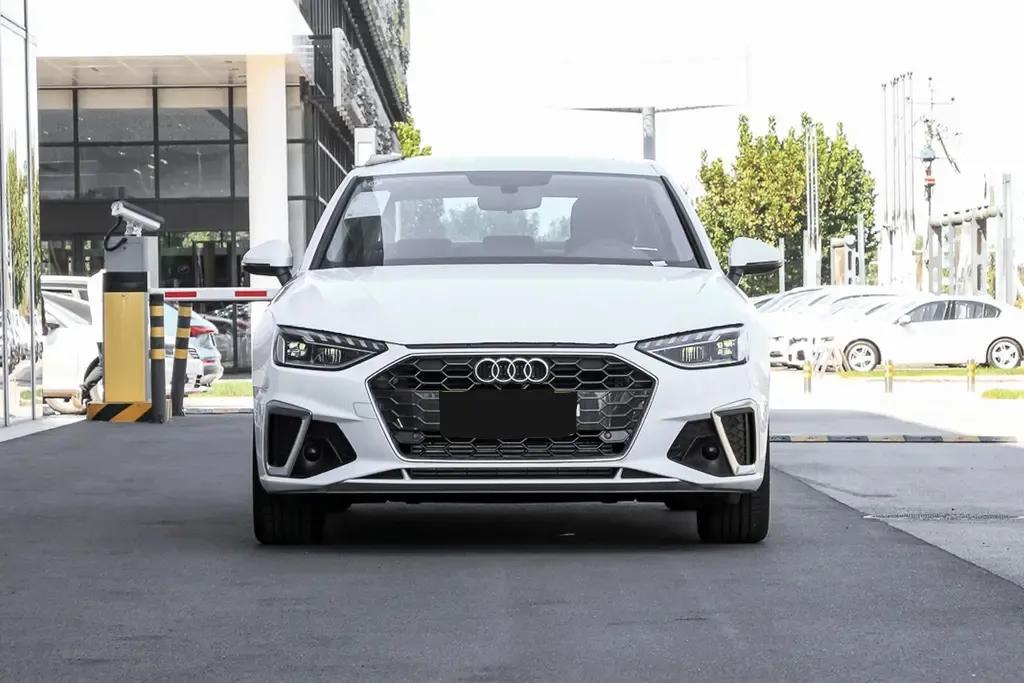 豪华车奥迪A4L，中配190马力+8个安全气囊，售价25.53万起