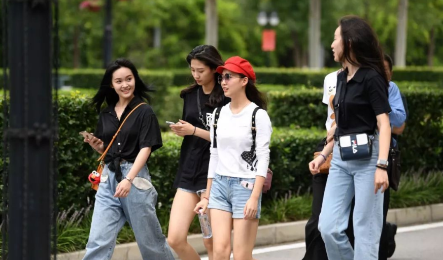 大学生吐槽室友没吃过“海底捞”，称其没见过世面，反遭网友怒怼