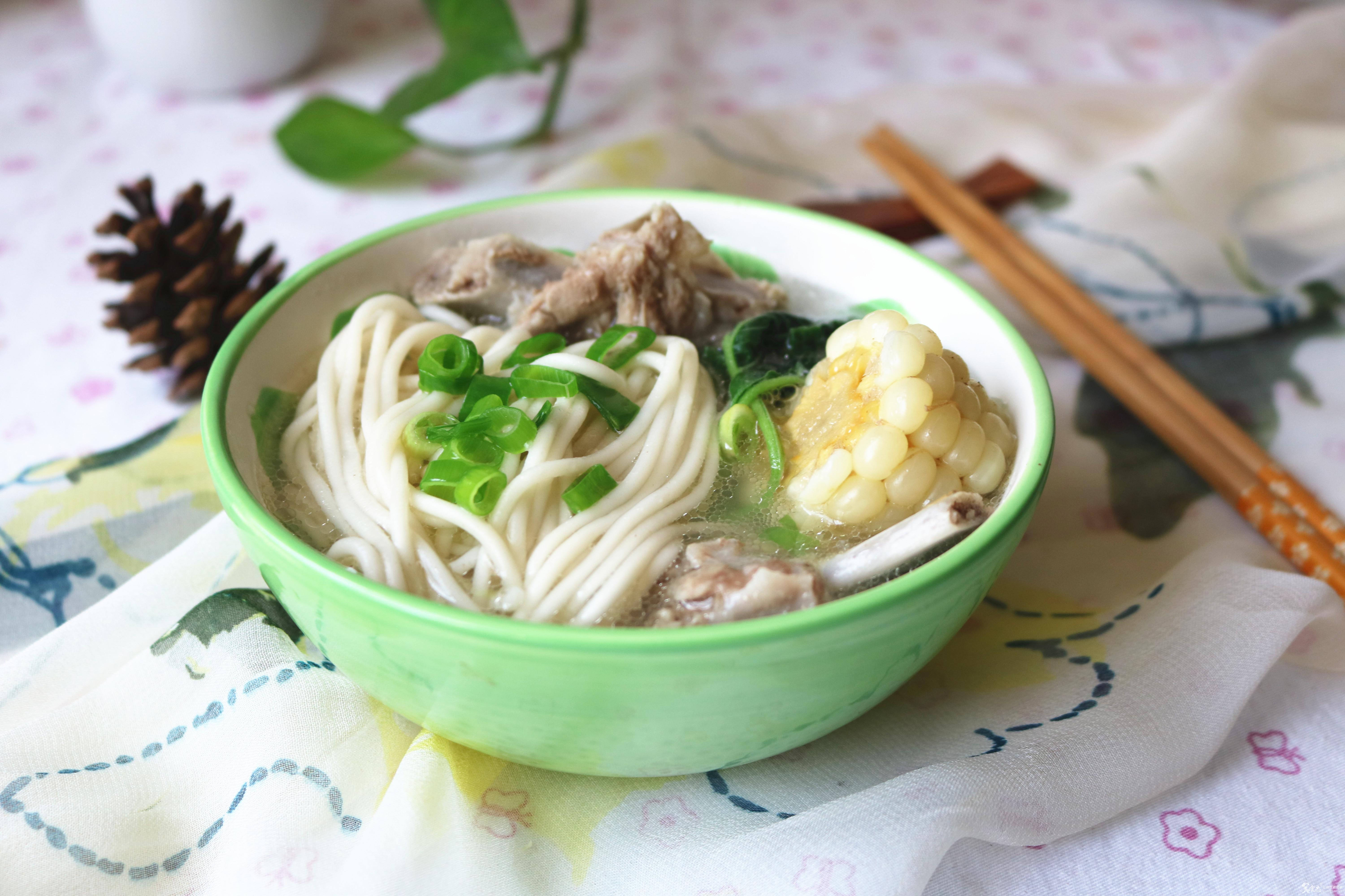 教你营养解馋的排骨豌豆汤面,美味过瘾超好吃,一起来大饱口福吧