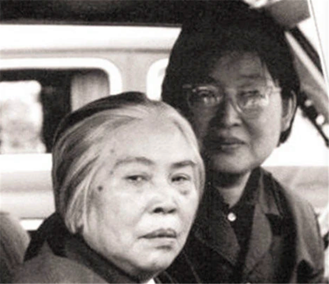 听到毛主席逝世的消息，贺子珍有何反应？