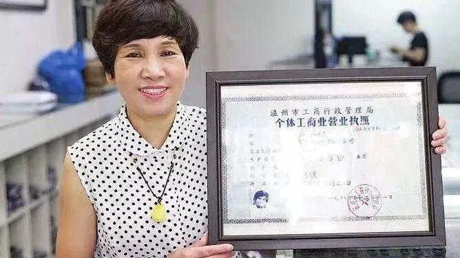 《理想照耀中国》湖南校花演绎追梦少女章华妹，小小纽扣励志闪光