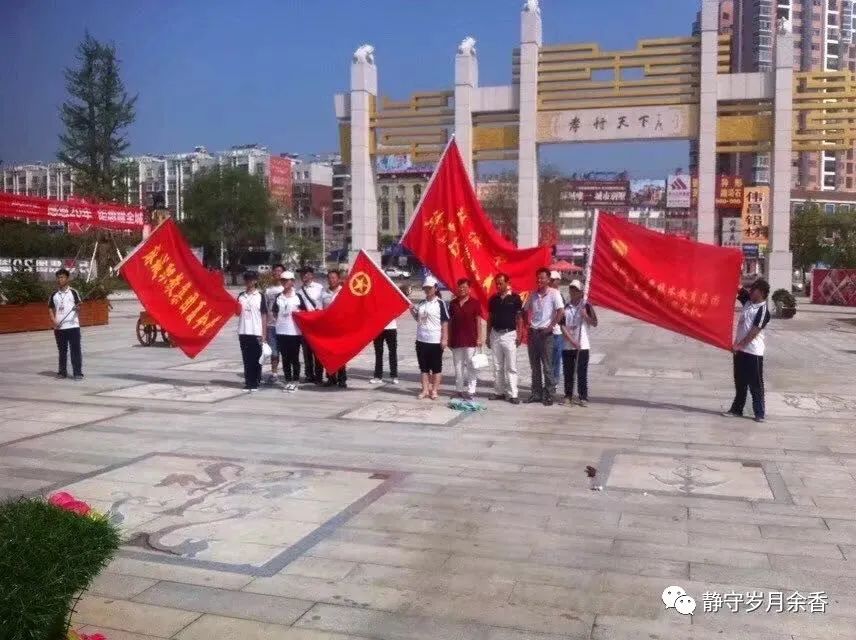 红烛不灭，光影流转间，舞台沉静如诗
