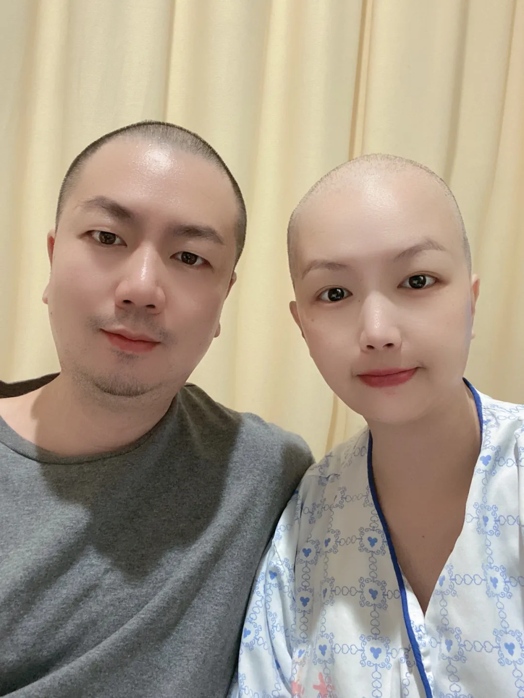 淚目！深圳男子陪患癌妻子剃光頭｜5年3次抗癌，幸好你在身邊，在你身邊