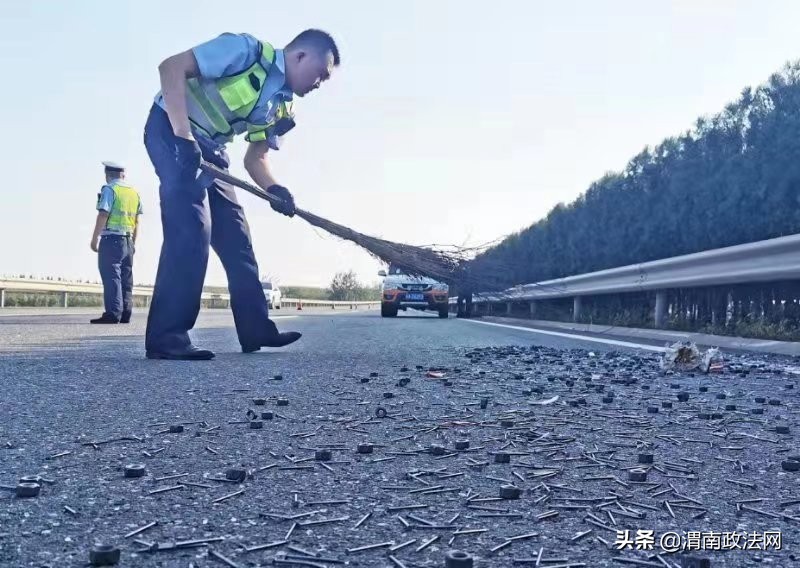 满路铁钉成隐患 高交民警清道急