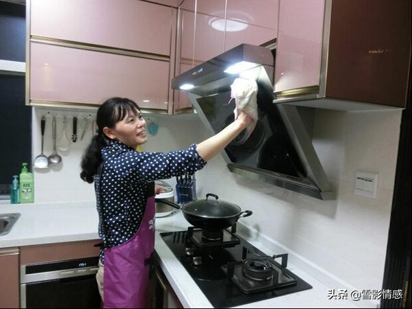 43岁女保姆嫌75岁大爷要求过分，大爷：这是你的工作，我哪过分？