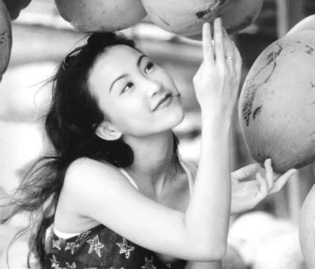 遗腹子被雪藏还一度失声，不认命成天后，36岁嫁豪门却生不出孩子