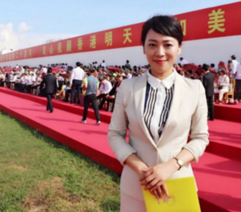 劳春燕并没有露出正脸,而是侧脸出镜,侧颜很美.