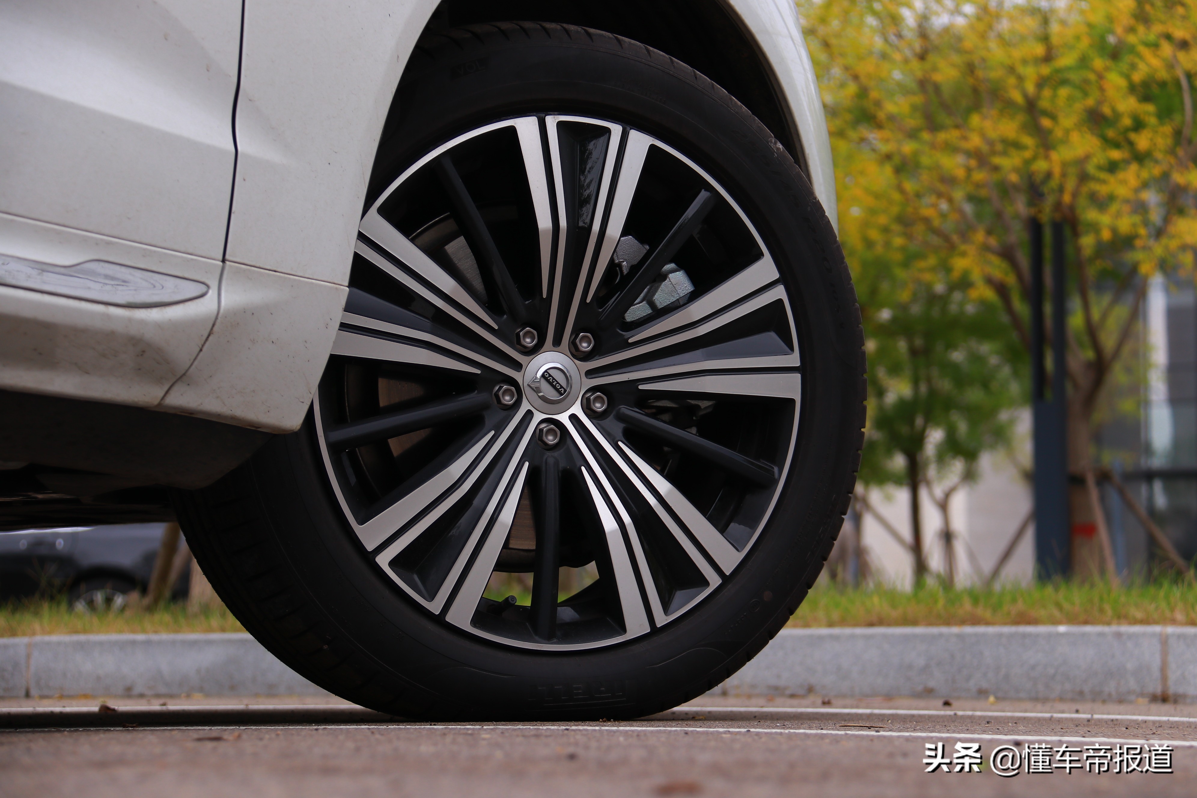新车｜能加电能喝油，行驶质感大跃进！试驾沃尔沃XC60 RECHARGE