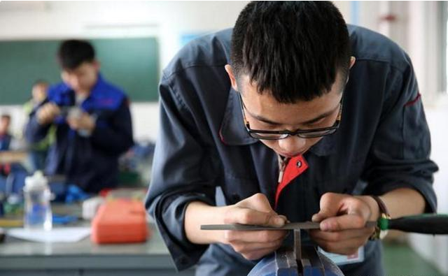 取消“中考分流”呼声高涨，家长直言不应过早分流，教育部回应了