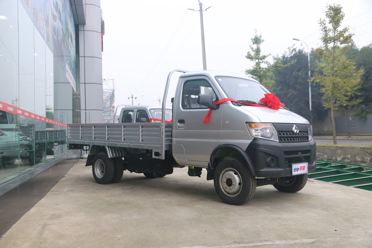 微卡车基于自身灵活属性,能更好适应乡镇小路,同时电商的兴起,也增加