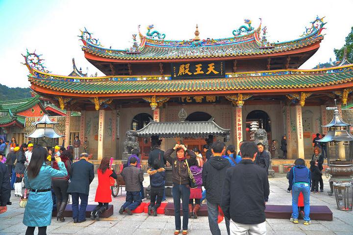 上香图片意境(中国三座"灵验"寺庙,香火旺盛,不少夫妻都来此虔诚祭拜)