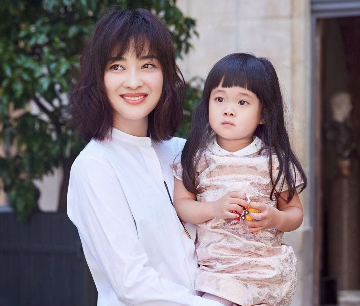 2年后,梅婷又生下二胎儿子,如今一子一女凑成一家四口,生活幸福美满.