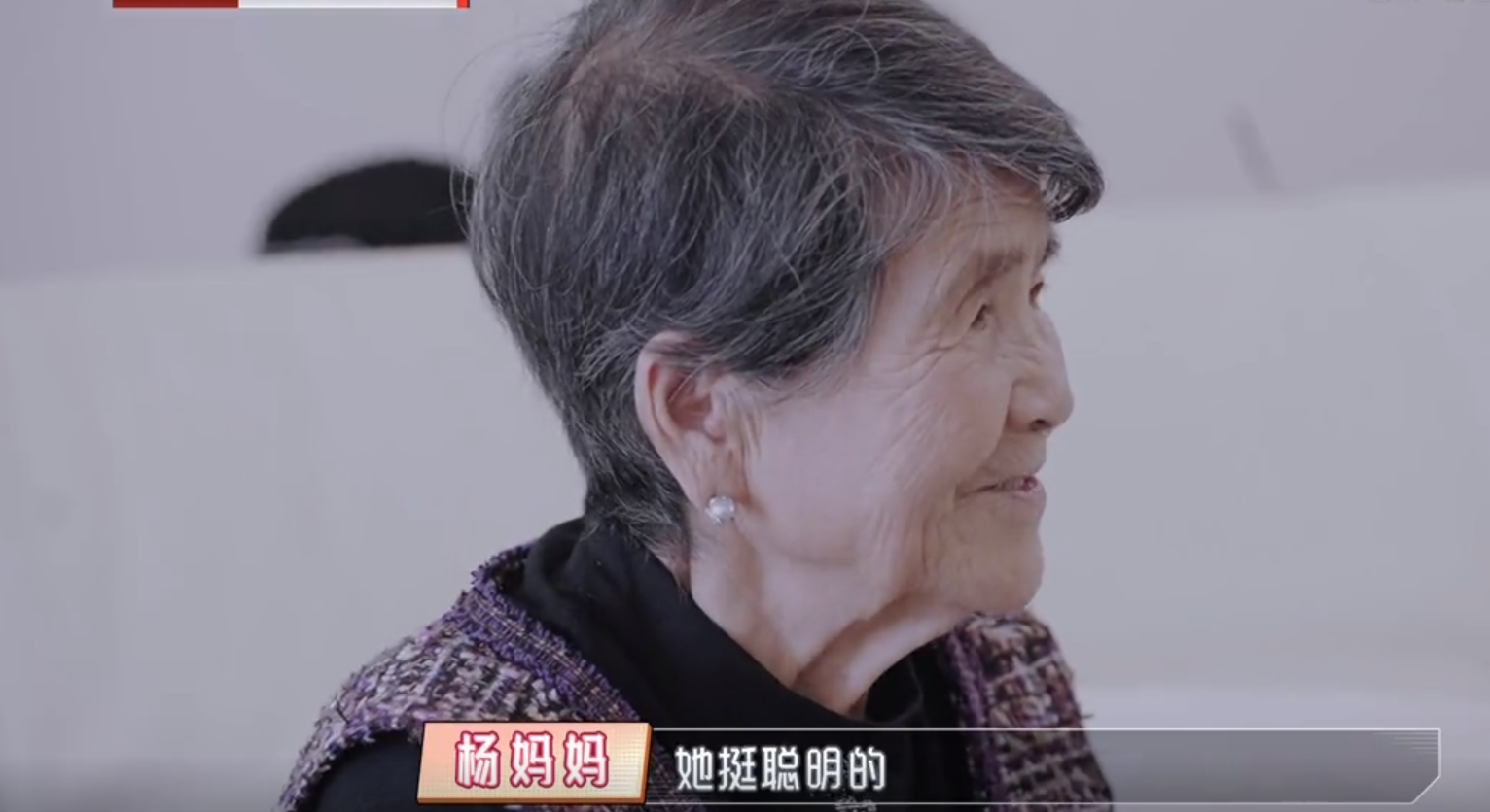 黄圣依婆婆不但不管闲事，还爱夸儿媳妇，86岁凭超高情商圈粉