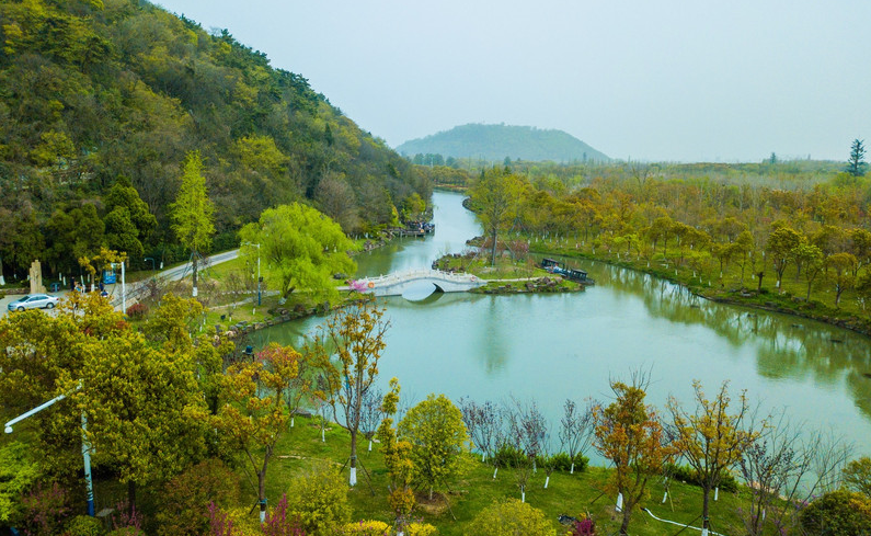 位于长江旁的风景区，环境优美、古迹众多，还是欣赏日落绝佳地点