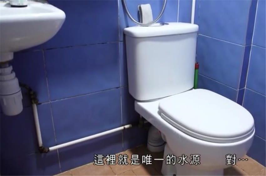 香港年轻人太拼了！蜗居10㎡房，开门上床厕所洗碗，阳台1㎡