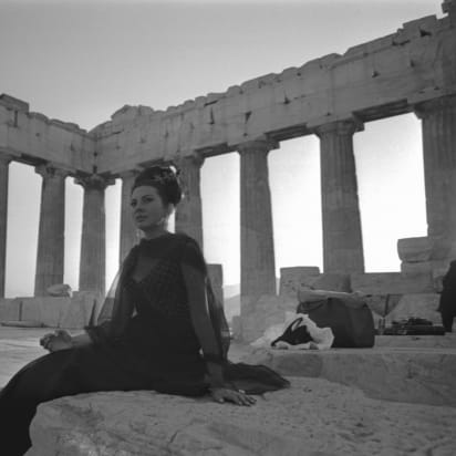 伊朗末代美艳王后！国王宠翻送天价珠宝，却因无法生育被流放