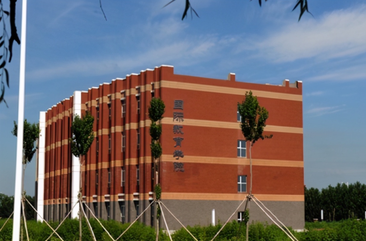 辽宁“没落的”医科大学，曾经是全国第一高校，如今却是双非大学