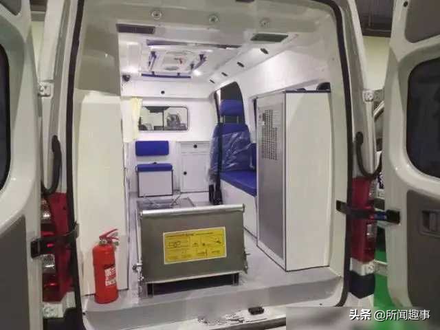 郭德纲捐100万后再捐救护车，场面壮观摆满街边，网友：价格不菲