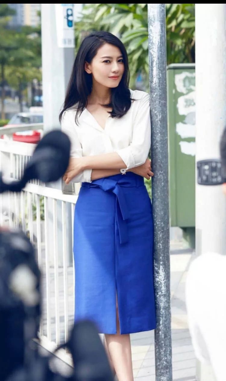 被高圆圆给惊艳了,波波头短发搭配亮片连衣裙优雅大气,超好看