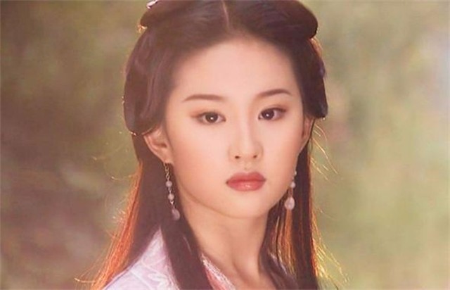 3年前金庸逝世，书迷自发赶到医院，次子捧遗像送父亲最后一程