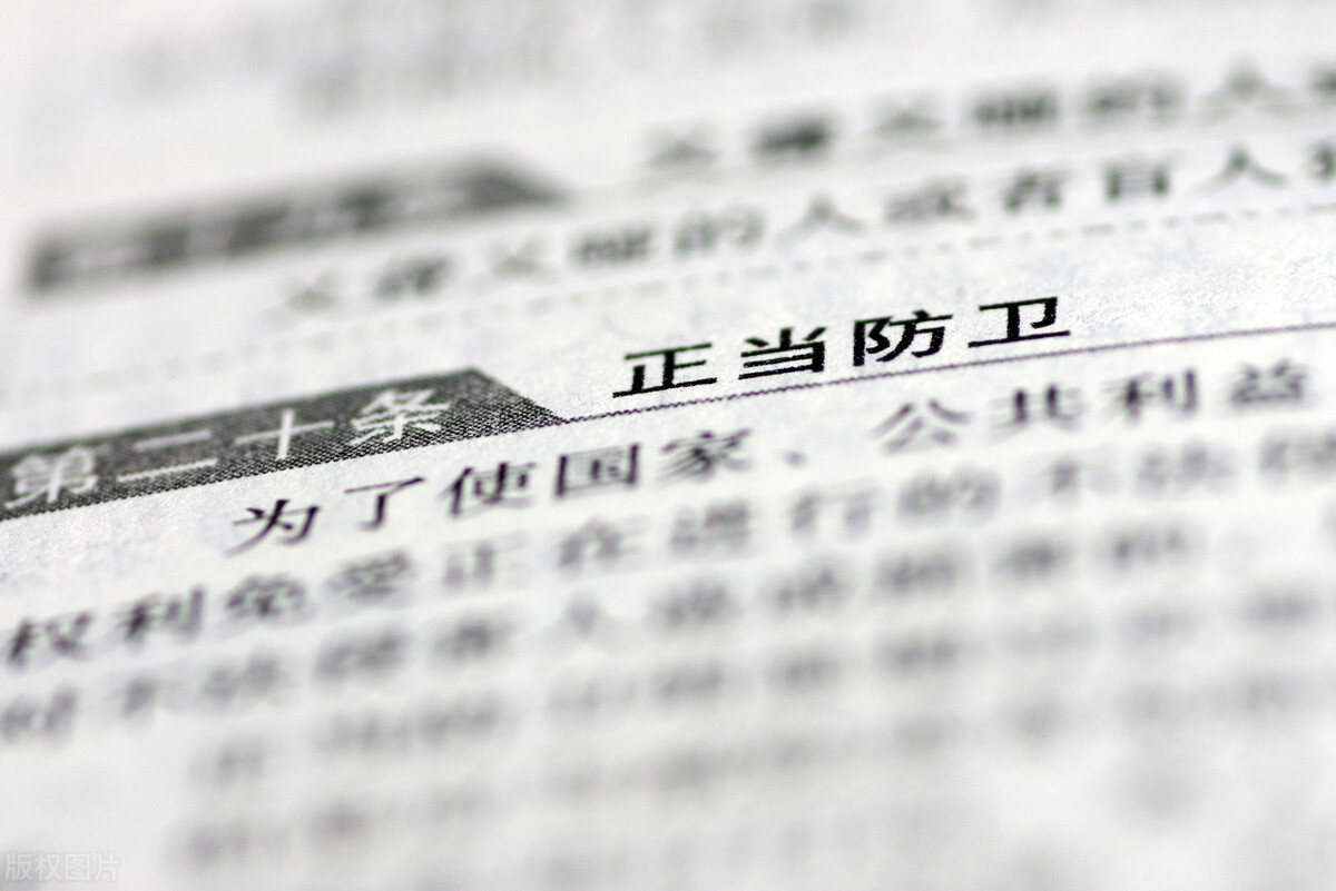 男子将挑衅者捅死，构成正当防卫吗？法院将如何量刑？