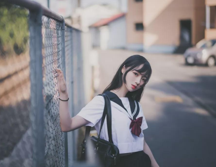 内衣颜色不对，脱掉、罚站！继日本校服统一，女生迎来“新校规”