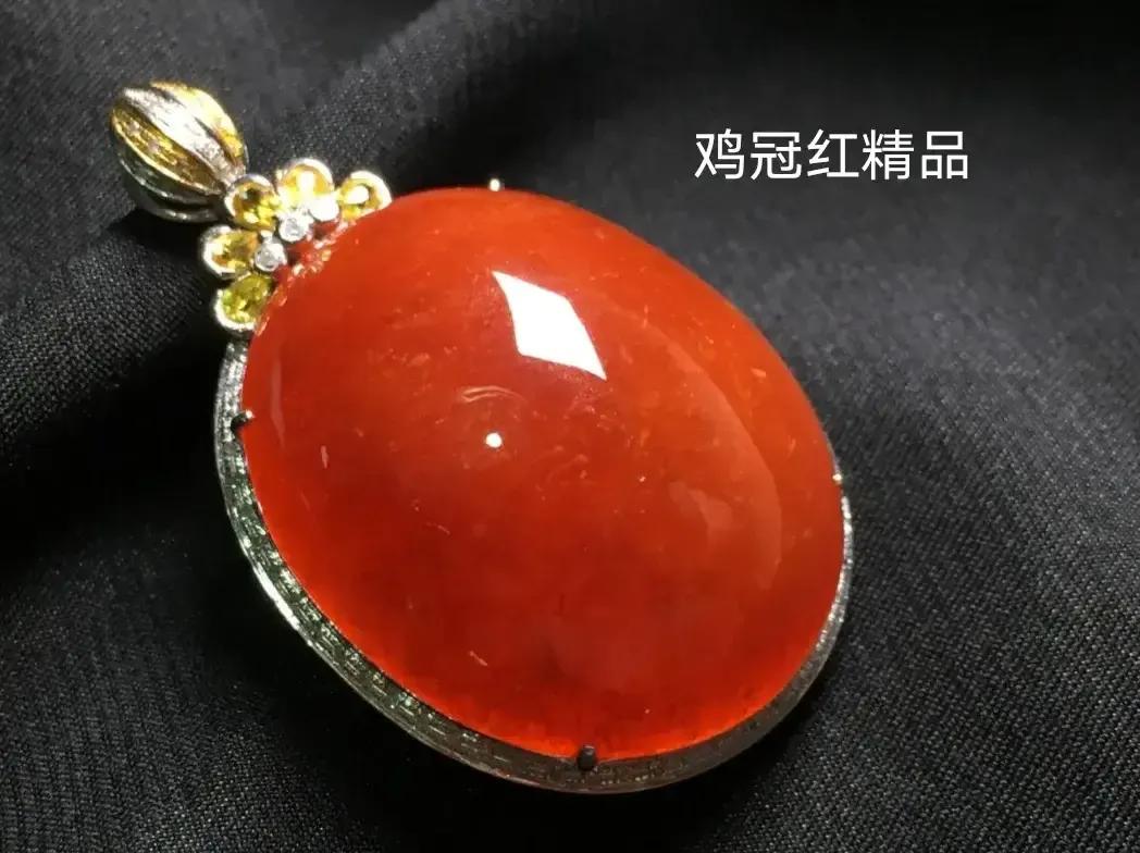 苏富比拍卖行曾拍卖过一个极好的亮红色红翡雕件,价格高达380万港币.