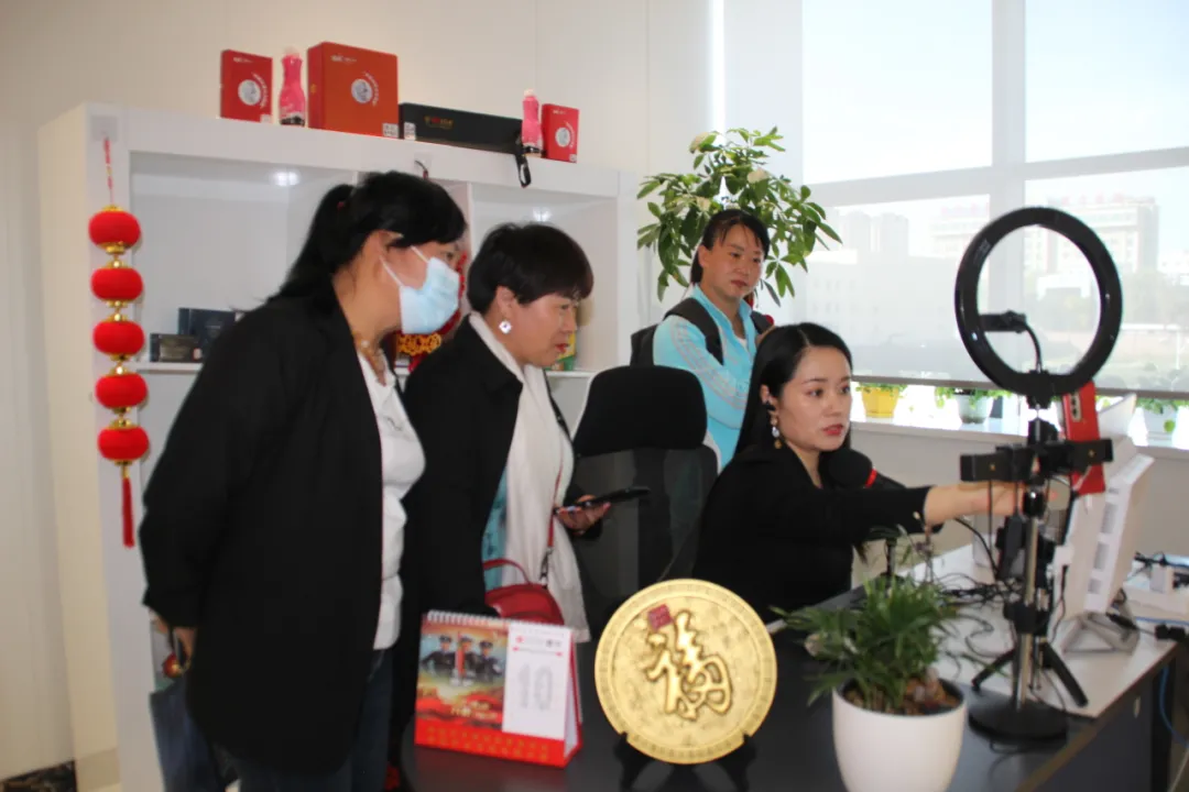 全省巾帼创业带头人电商经营技能培训班学员在白银观摩学习
