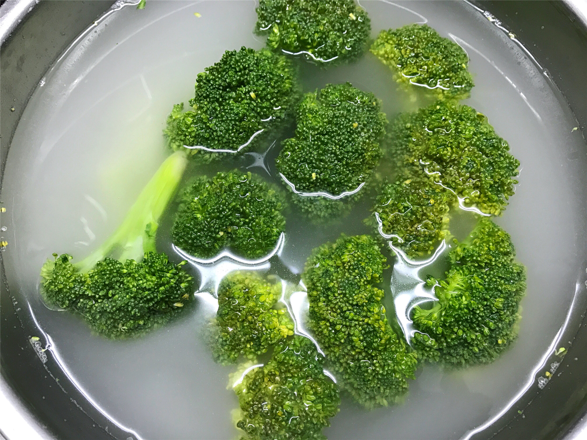 西兰花只用清水洗，越洗越脏！教你正确方法，脏东西自己跑出来