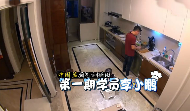 家有奖杯正常，可你见过空荡的客厅打一整面墙放奖杯的李小鹏家吗