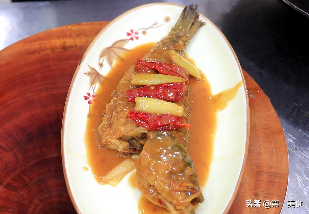 饭店的红烧鲈鱼为啥好吃？原来烹饪有技巧，厨师长分享详细做法