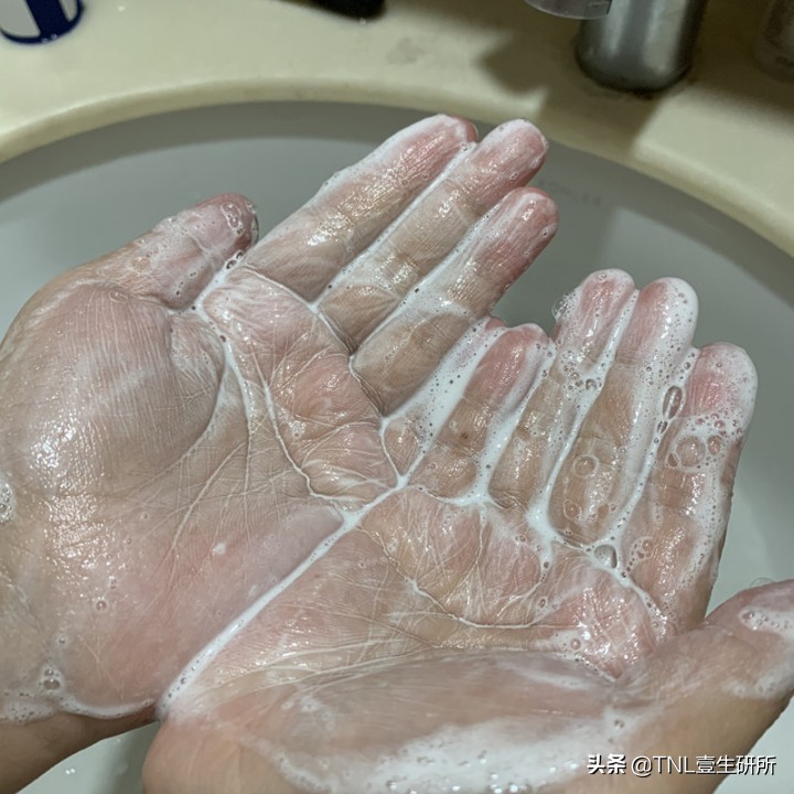 如何区分皂基洗面奶和氨基酸洗面奶？哪种更好用？