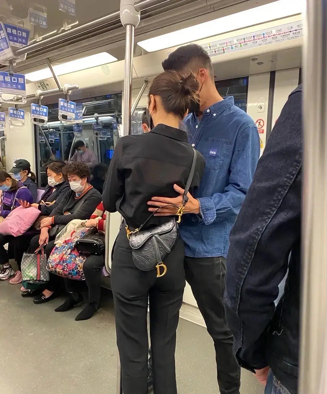 (从出租车到地铁)一个跟着男友体验好多年没坐过的公交设施.