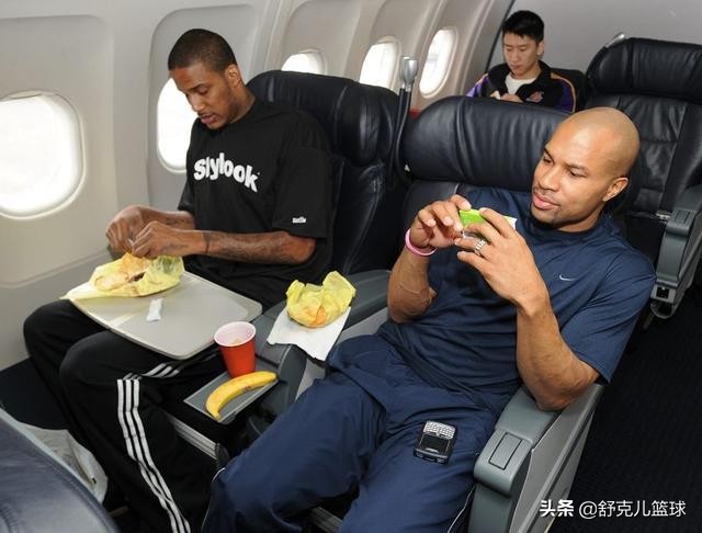 为什么nba训练强度那么大(揭秘NBA的训练方式，球员训练后吃什么，第二天就快速恢复打比赛)