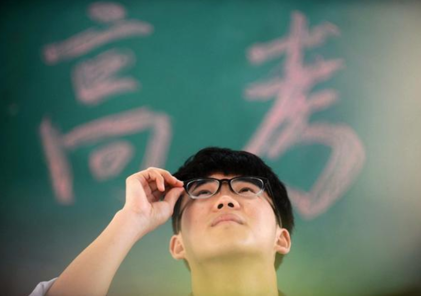 高考用甲骨文写作文，连批卷老师都看不懂，被破格录取后泯然众人