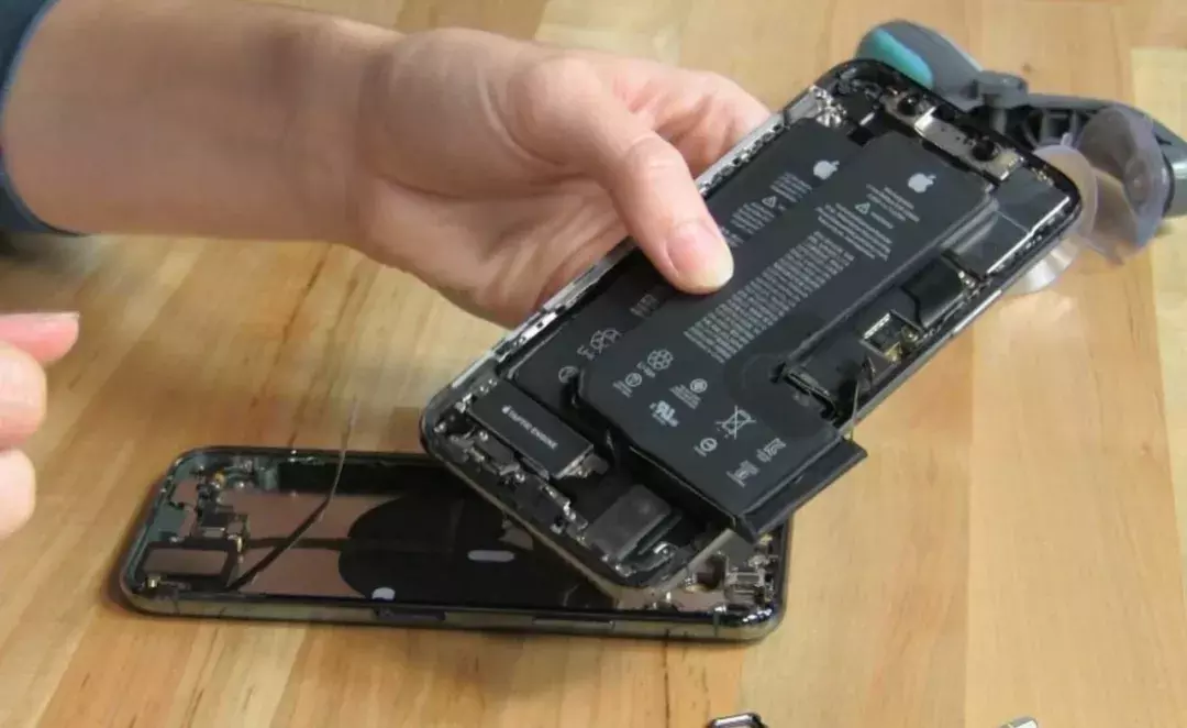 比如运存容量,坊间传闻苹果为 iphone 11 pro 的三摄系统单独配备了