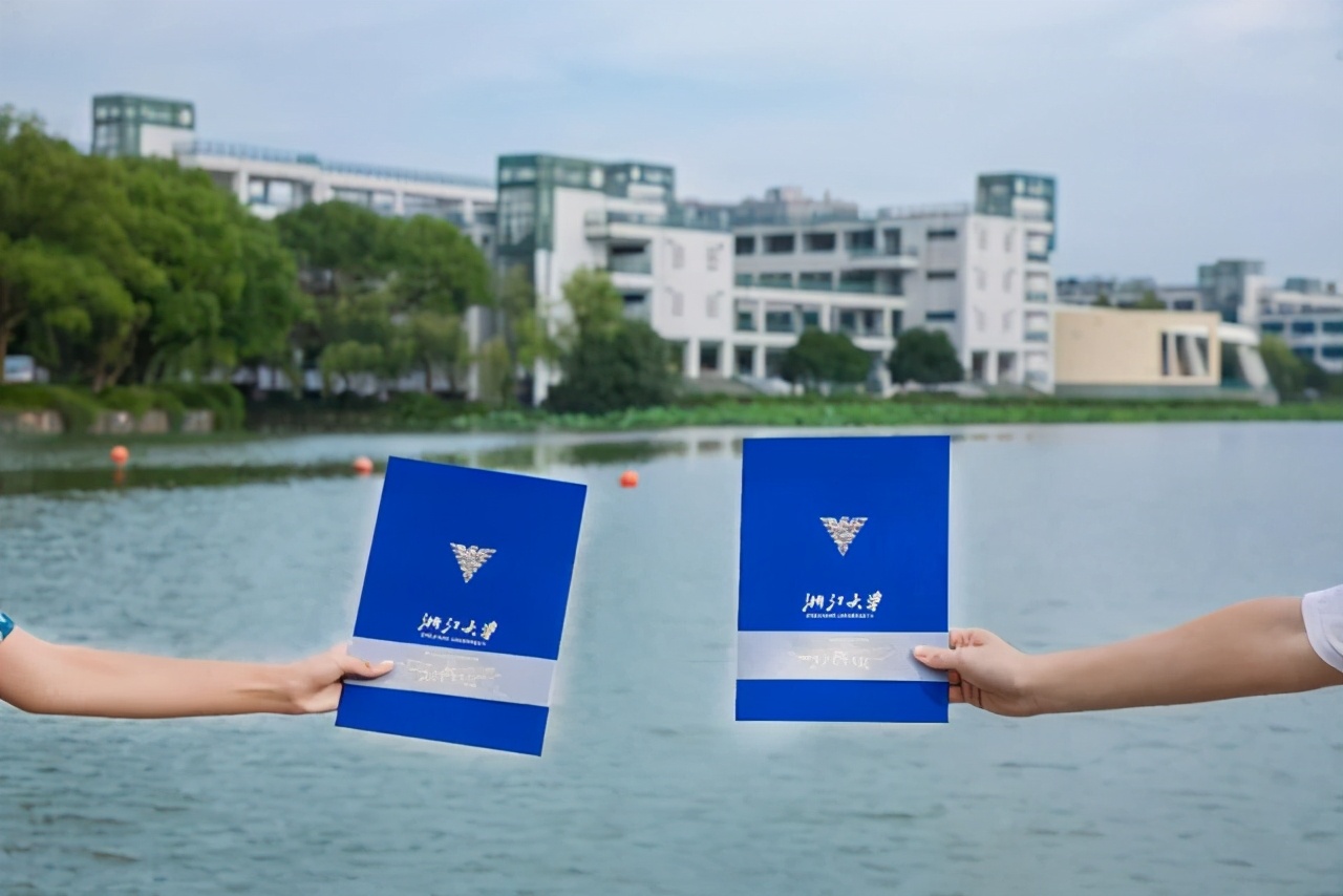 恭喜！你已被浙江大学录取！首批录取通知书已寄出！提前看看