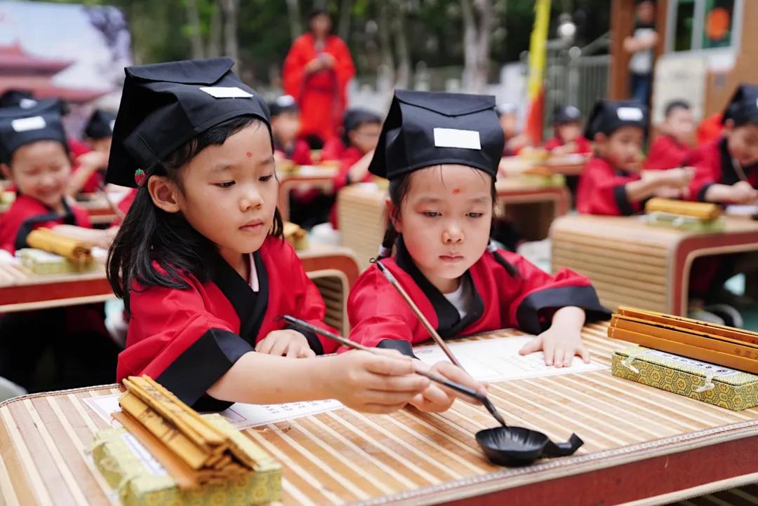 开笔添智，人生始立——诺亚舟中大附属花城外语幼儿园大班开笔礼