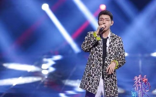 破音跑调，飙高音累到裤子崩开，但我还是要给这位31岁歌手点个赞