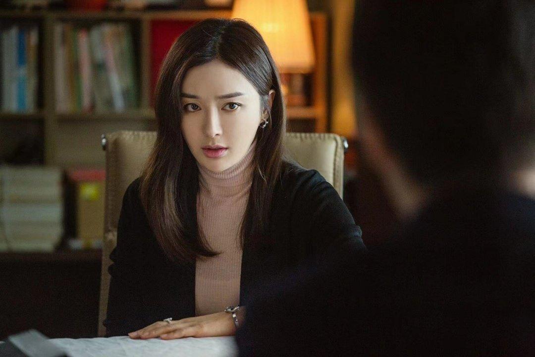 26岁成为董事长(出道三年演了十部戏,却都是边缘配