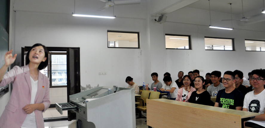 大学辅导员的工资并不高，为何研究生抢着当？福利诱人只是一方面