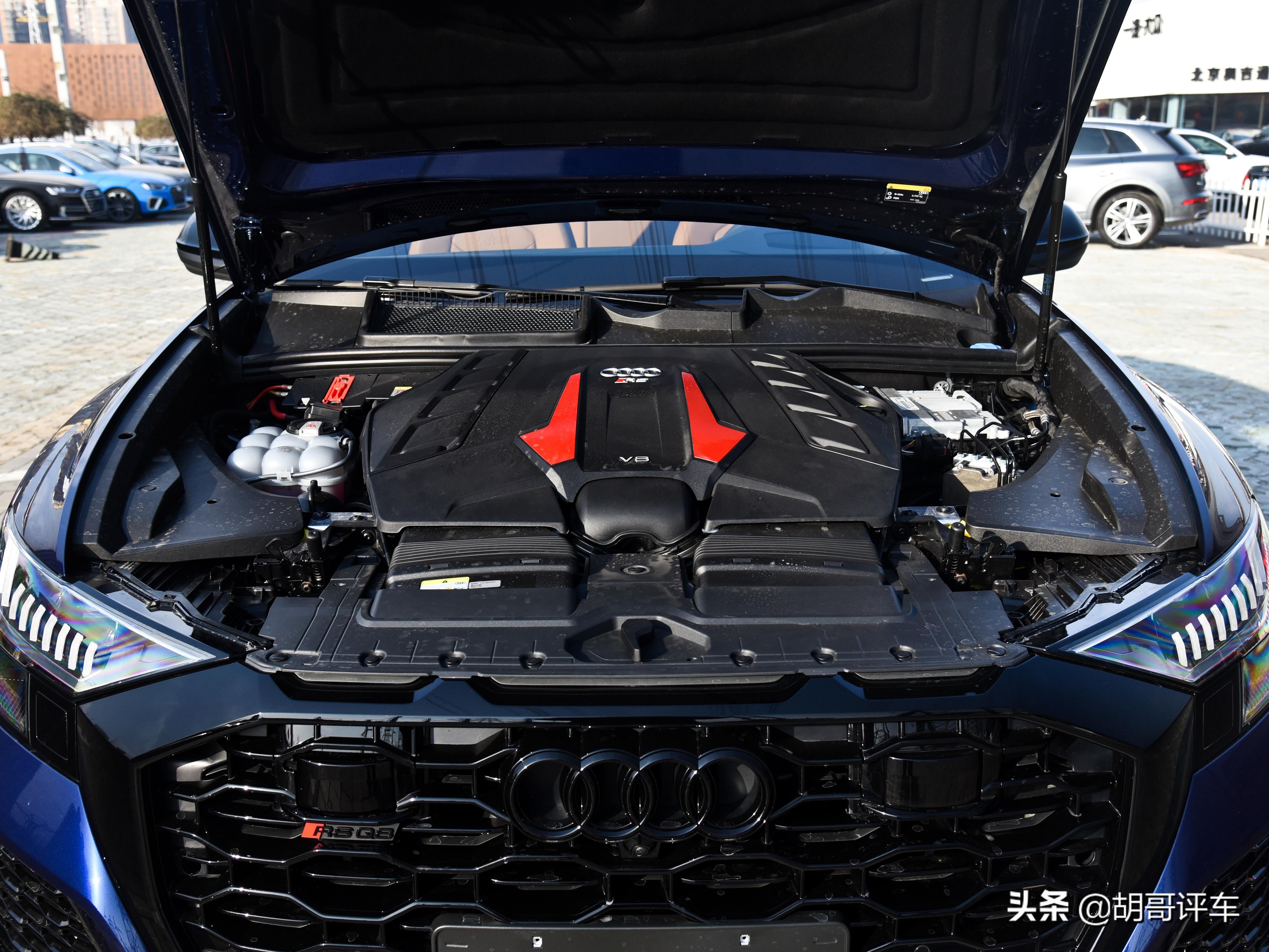 进口的V8大排量SUV，价格将近200万，实拍奥迪RS Q8