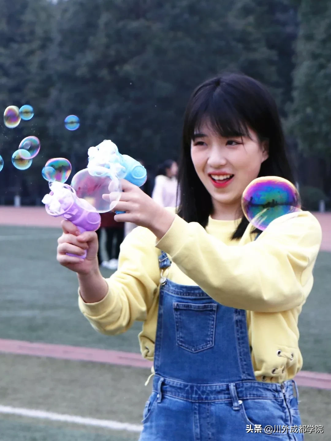 跟着这位仙女，体验四川外国语大学成都学院的文艺生活