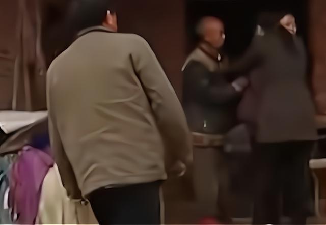 重庆一女大学生被拐深山十几年，农村老汉120块买下，睡猪圈旁边