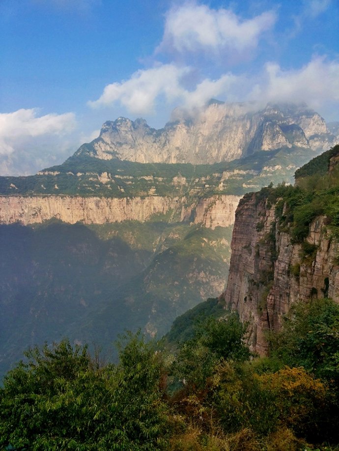 新乡辉县天界山,红岩绝壁,形若巨盆,貌比苍龙 | 郑周游