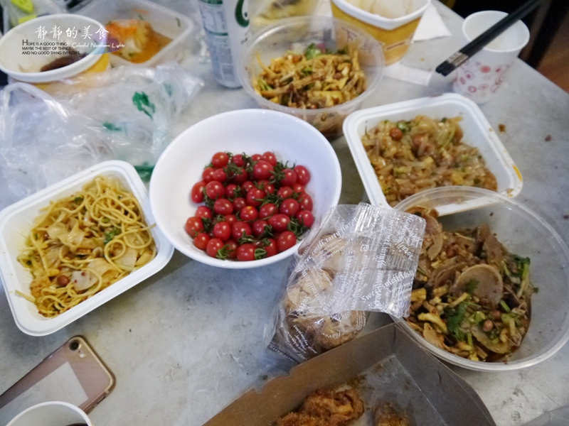 朋友家的冰箱里有好多没喝过的饮料，这是第一次喝外星人能量饮料