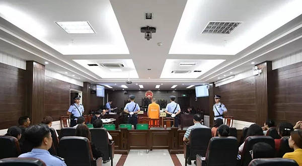 男子酒店佯称送礼物，趁闭眼杀害3名女模特，与警方对峙谎称放有炸弹，二审维持死刑