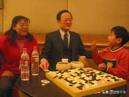 陈祖德(超越自我，乐在棋中：陈祖德的婚姻与生活)