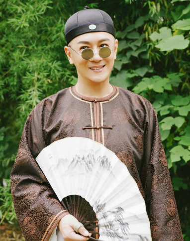 这里的马如龙并不是官,只是一名状师,就和《九品芝麻官》中的方唐镜一