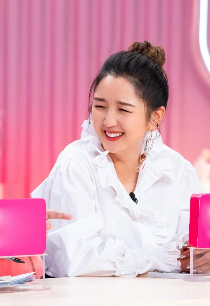 何洁：插刀李宇春内涵释小龙，自以为高明？如今丑闻缠身难洗白